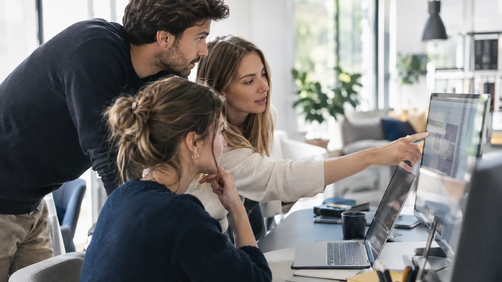 Team di Impresa Digitale al lavoro al computer